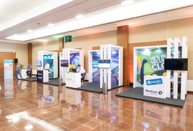 Área de expositores com stands personalizados.