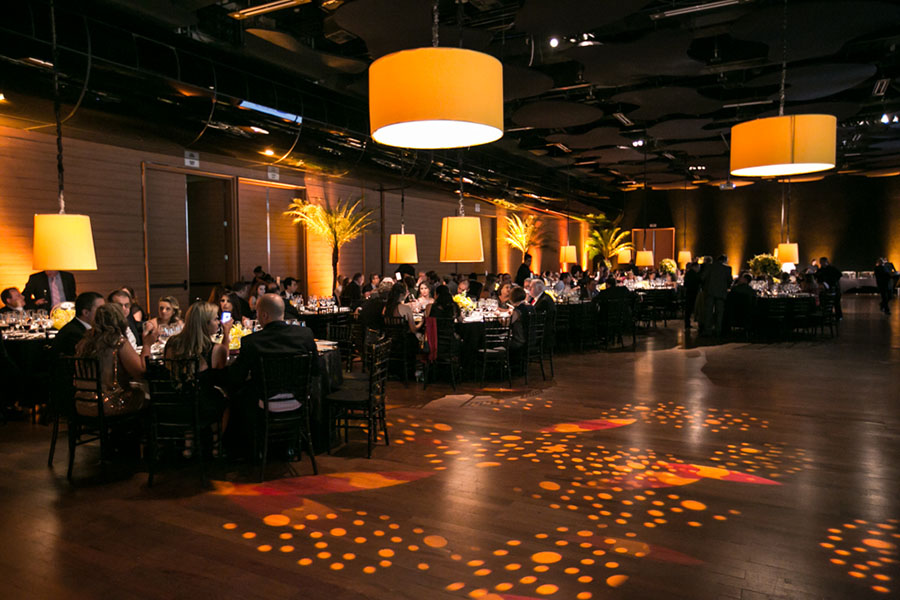 Jantar empratado e decoração requintada.