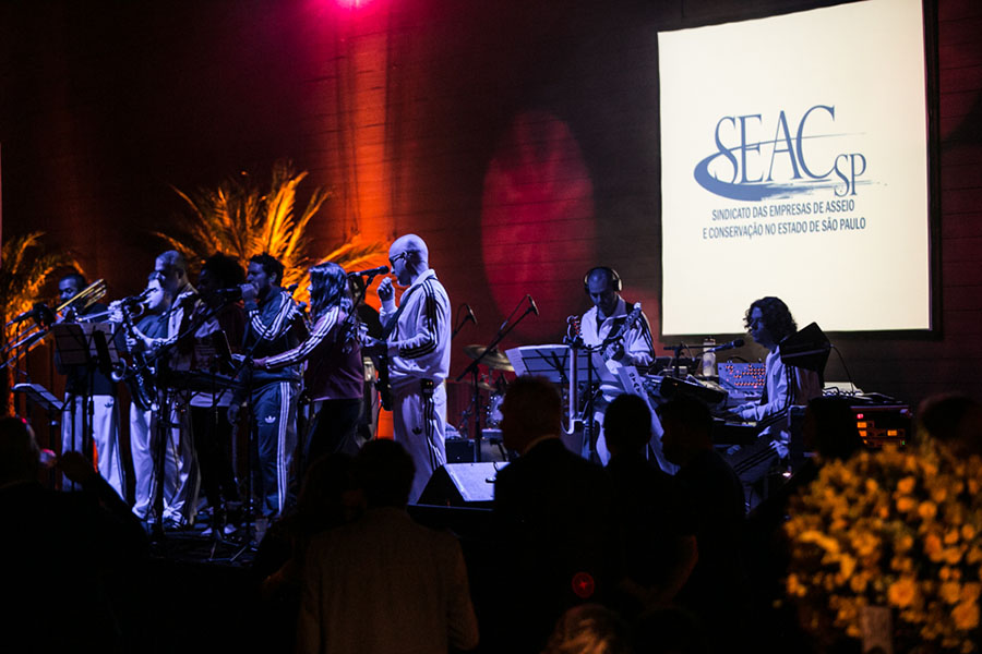 Shows de encerramento com bandas renomadas.