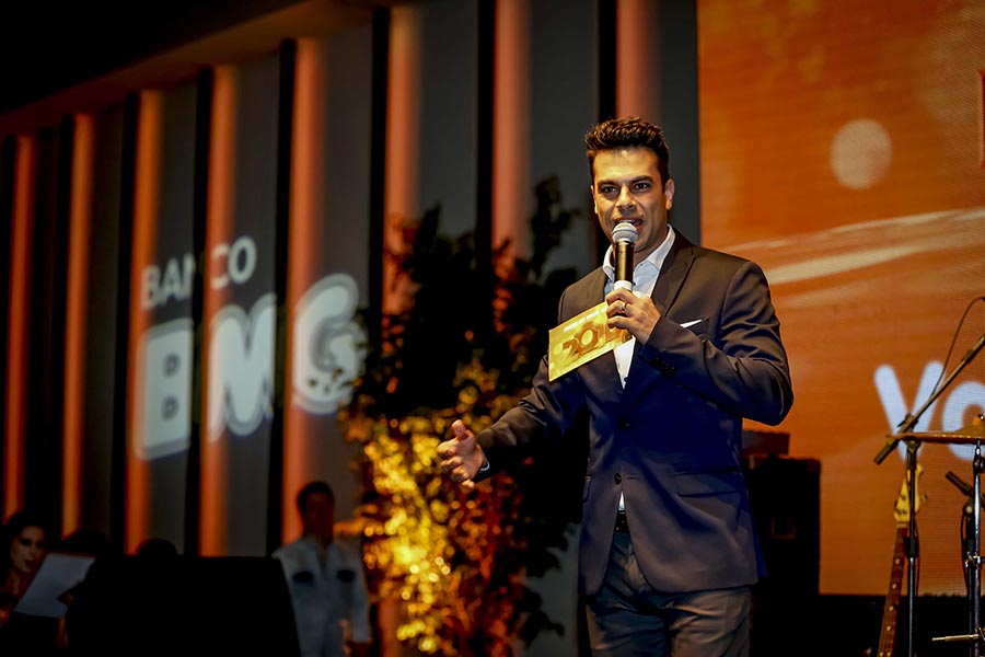 Com mestre de cerimônia.