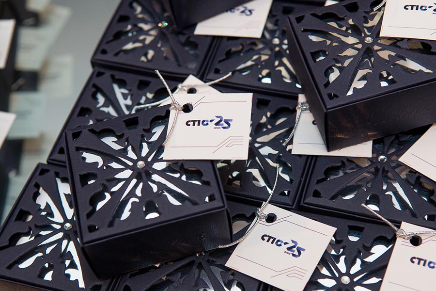 Com brinde personalizado entregue aos convidados