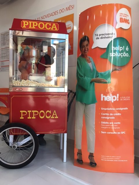 Com carrinho de pipoca.