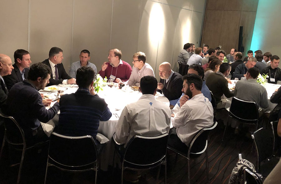 Com workshops, reuniões e networking.