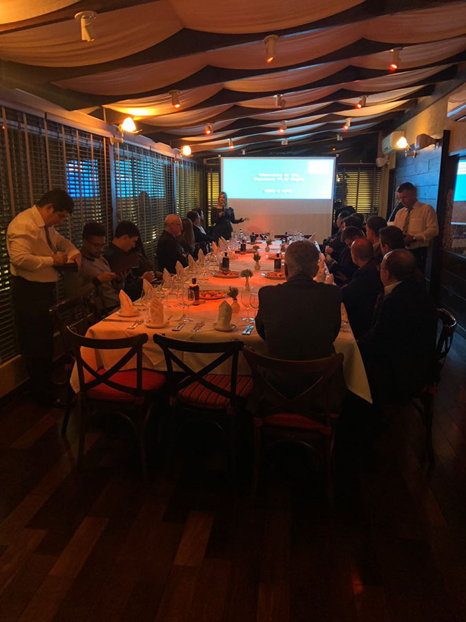 Em espaços exclusivos.