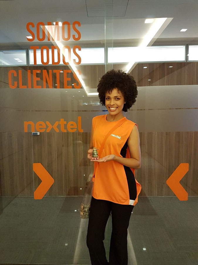 Ativação com entrega de brinde para as mulheres nos escritórios da Nextel.