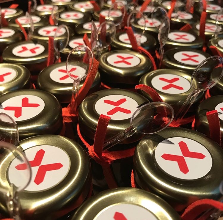 Embalagem com adesivos da marca na tampa.