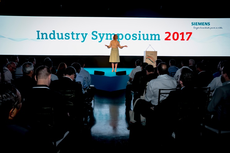 Abertura da plenária com painel de LED.