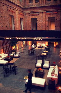 Ambientação com música ao vivo e coquetel.