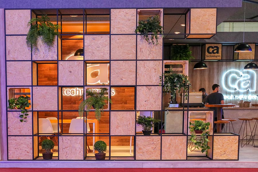 O desafio foi levar o clima do escritório para a feira, sendo confortável e visualmente agradável.