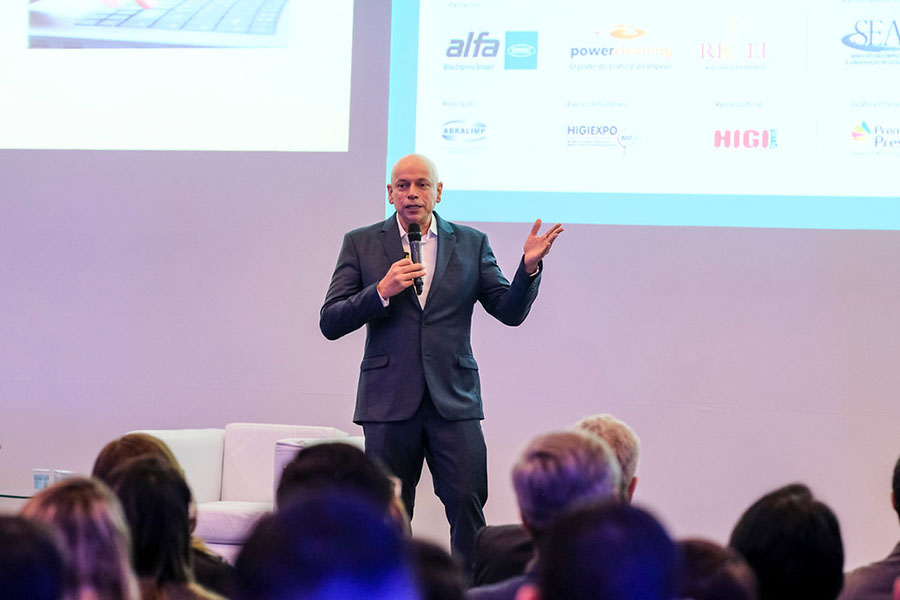 Com a presença de palestrantes renomados.