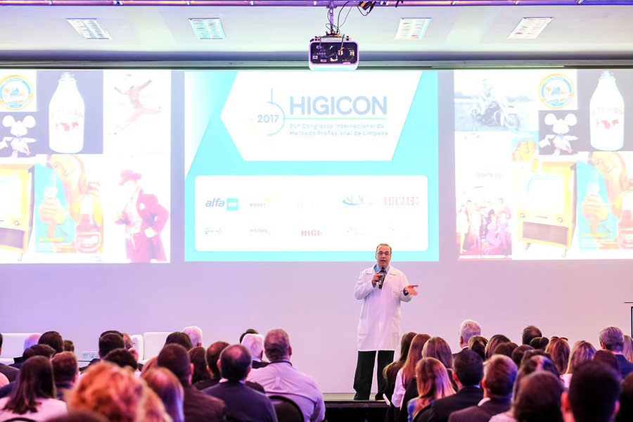 Com a presença de palestrantes renomados.