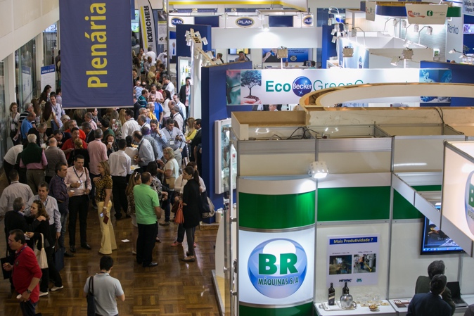 Área de exposição com 30 stands construídos.