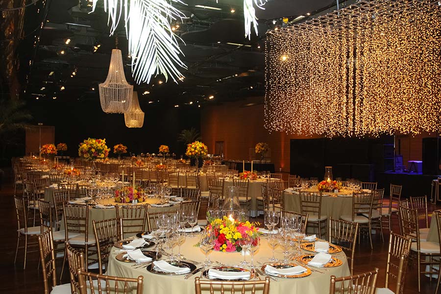 Com jantar empratado e decoração requintada.