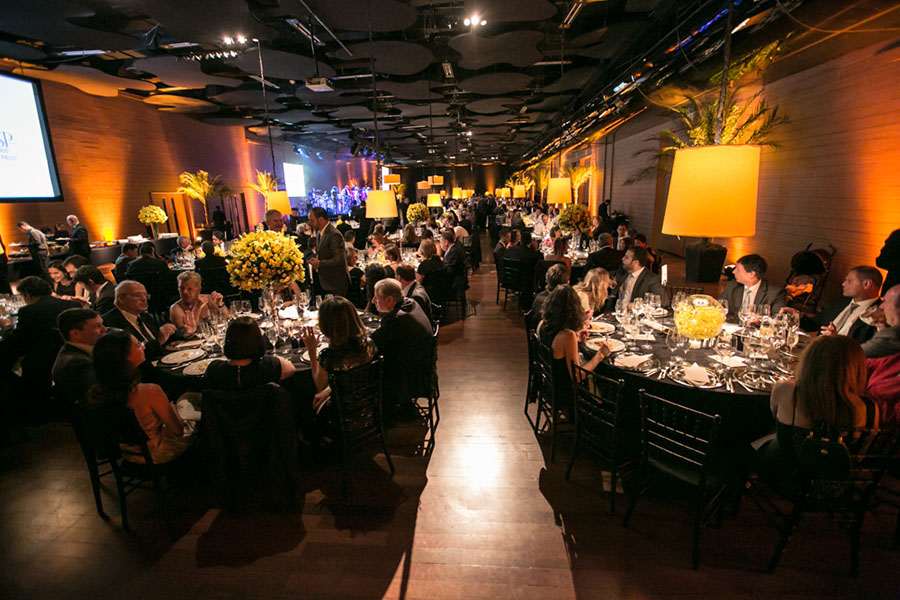 Jantar empratado e decoração requintada.