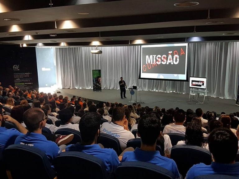 Contratação de palestrante renomado