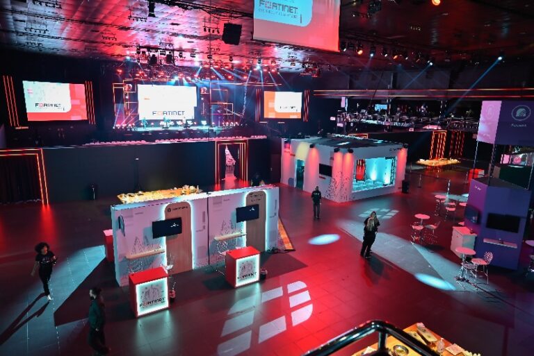 Um espaço para comportar auditório e expositores