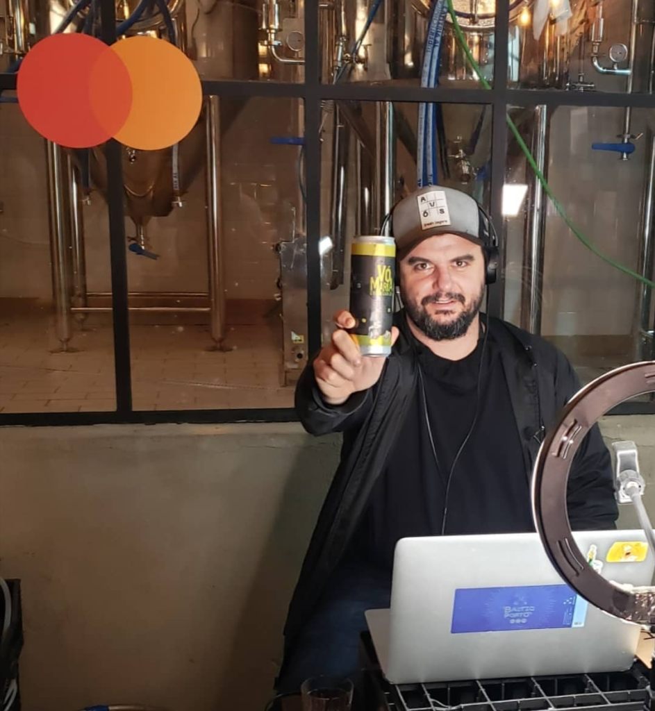 Mestre cervejeiro em apresentação remota