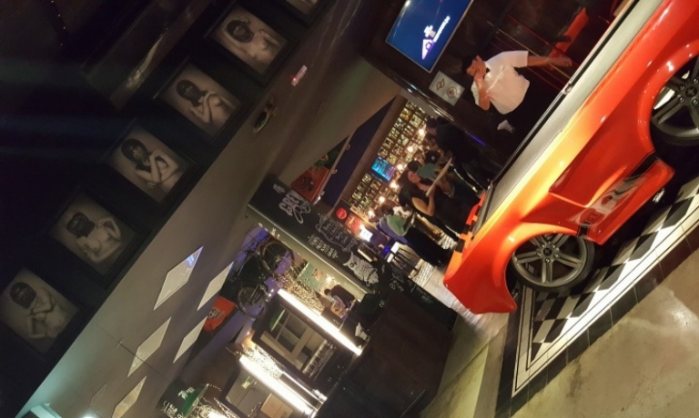 Mesa de sinuca em um carro para entreter os convidados