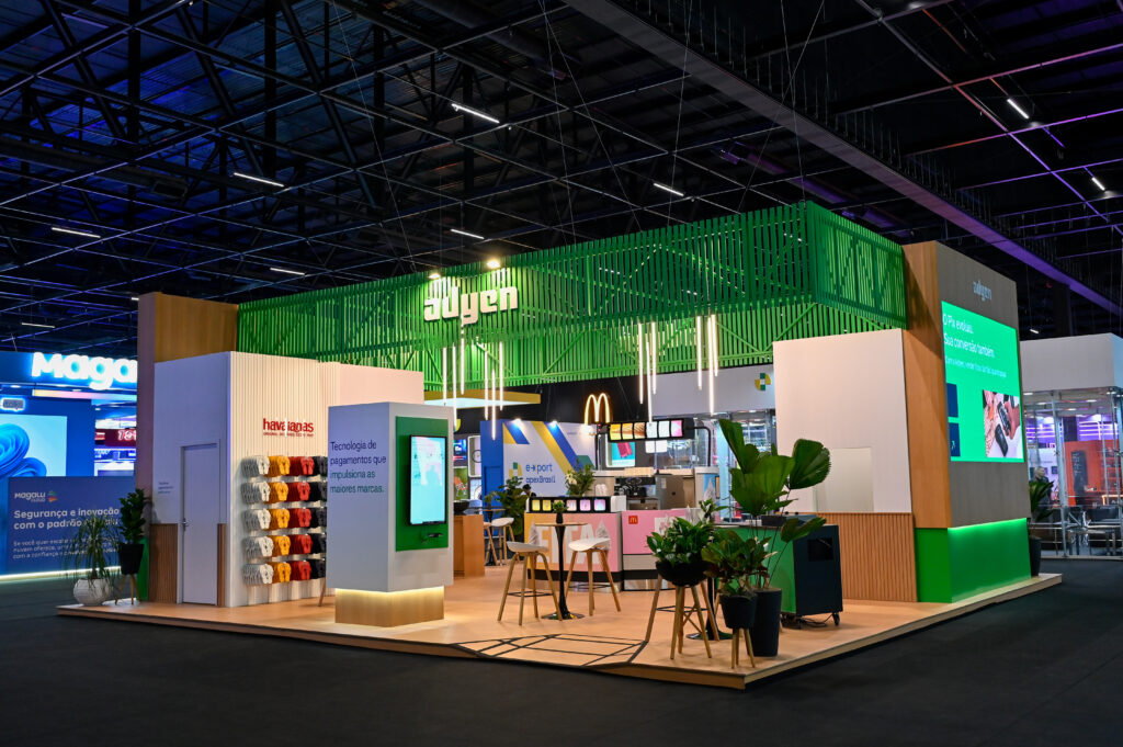 Estande pensado nos mínimo detalhes para ficar de acordo com o branding do cliente