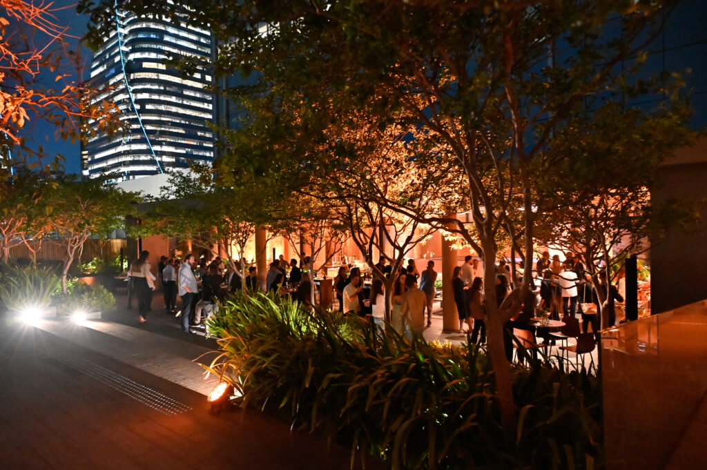 Um evento que finalizou em um networking em uma noite agradável