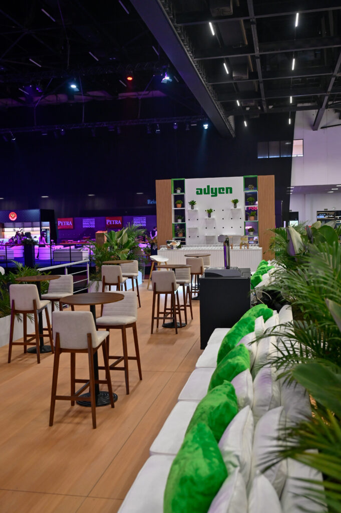 Diretrizes de marca aplicada ao stand