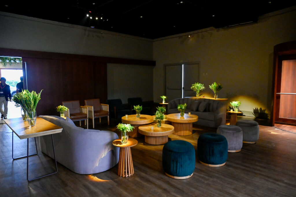 Um lounge bem ambientado