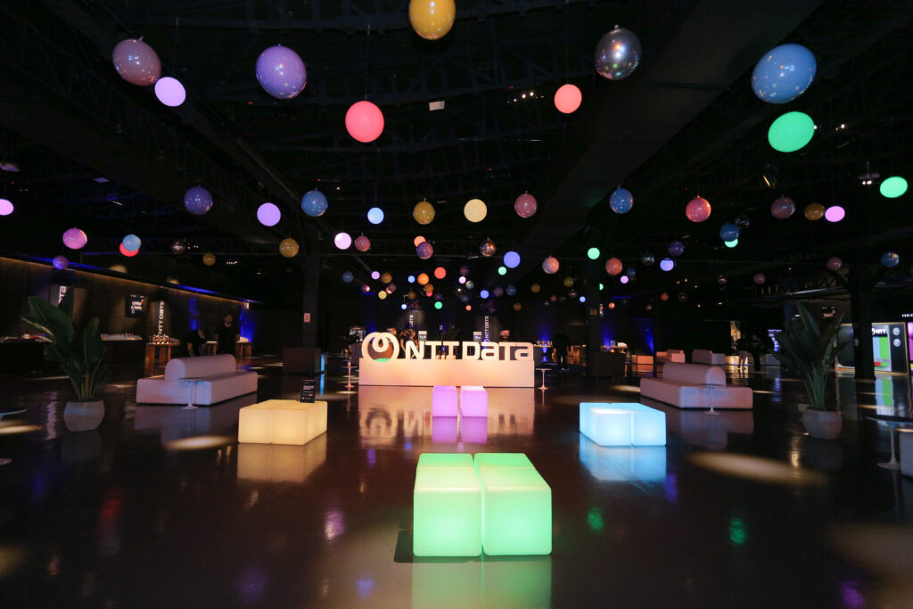 O lounge também super colorido