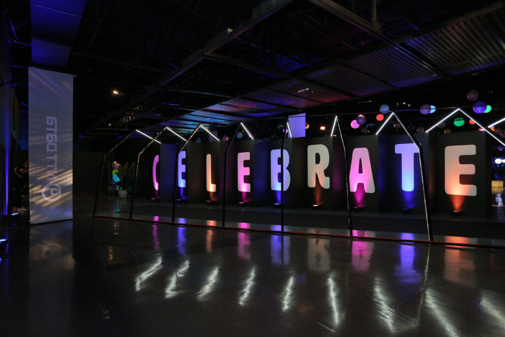 O corredor de entrada já evocando celebração