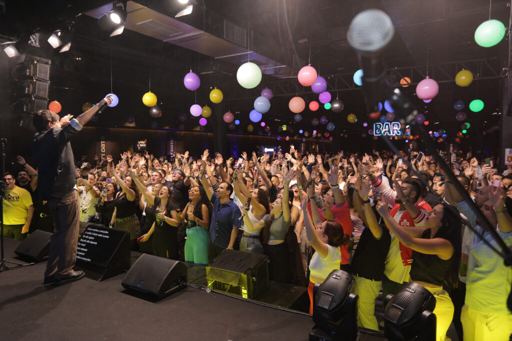 O público e os artistas se agradecendo