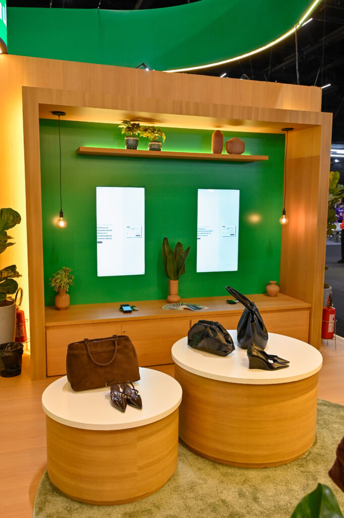 Stand com destaque para os telões interativos e recursos de experiência digital.