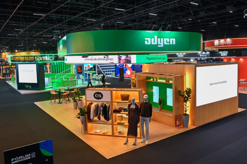 Outro ângulo do stand, evidenciando seus elementos de design e comunicação.