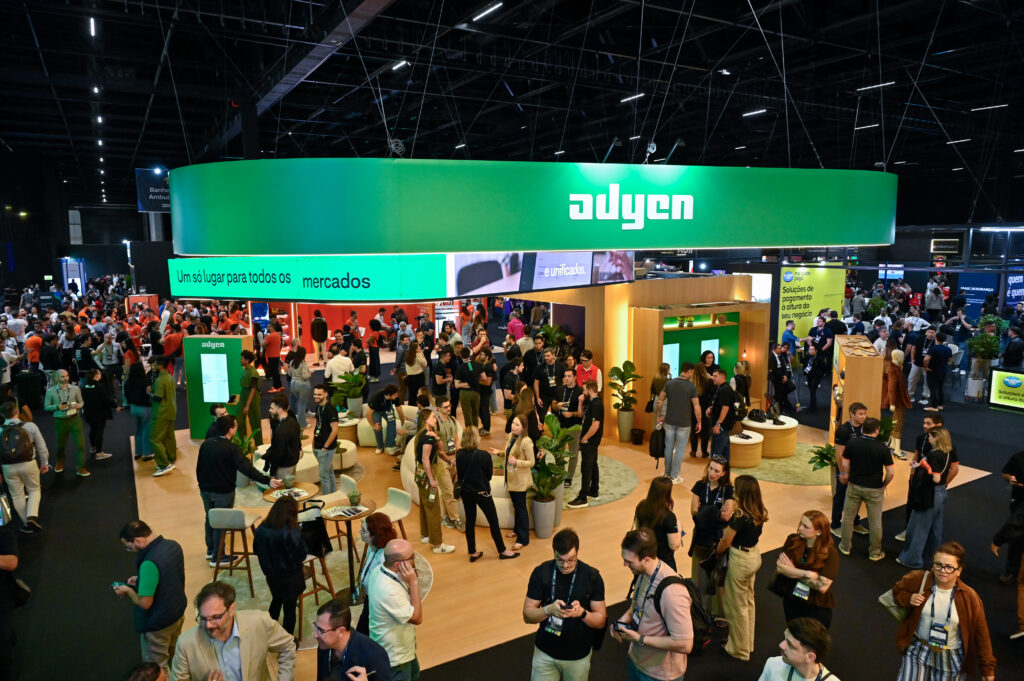 Stand em movimento, recebendo visitantes e promovendo conexões.