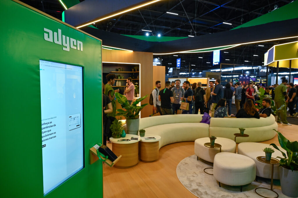Interação do público com o stand e suas ativações.