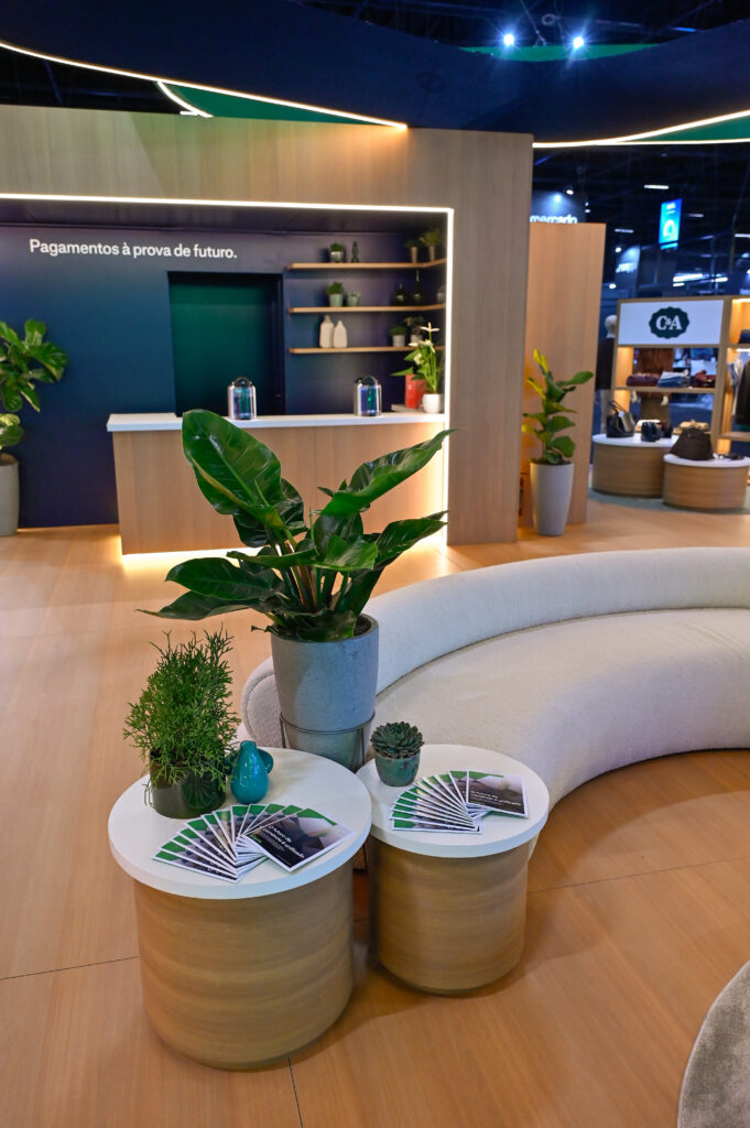 Perspectiva do stand valorizando a experiência visual criada para o evento.