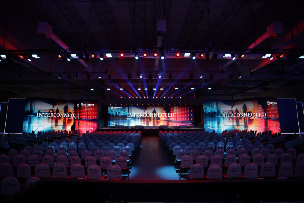 Palco em destaque, valorizando as cores e a identidade visual do evento