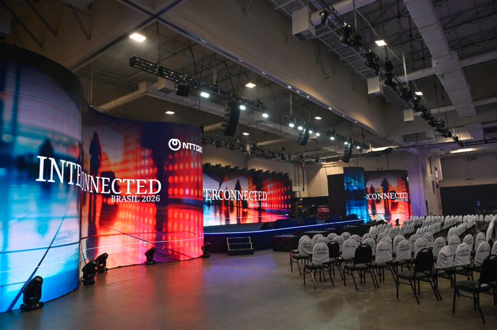 Palco de grande impacto, com telões que ampliam a experiência do evento
