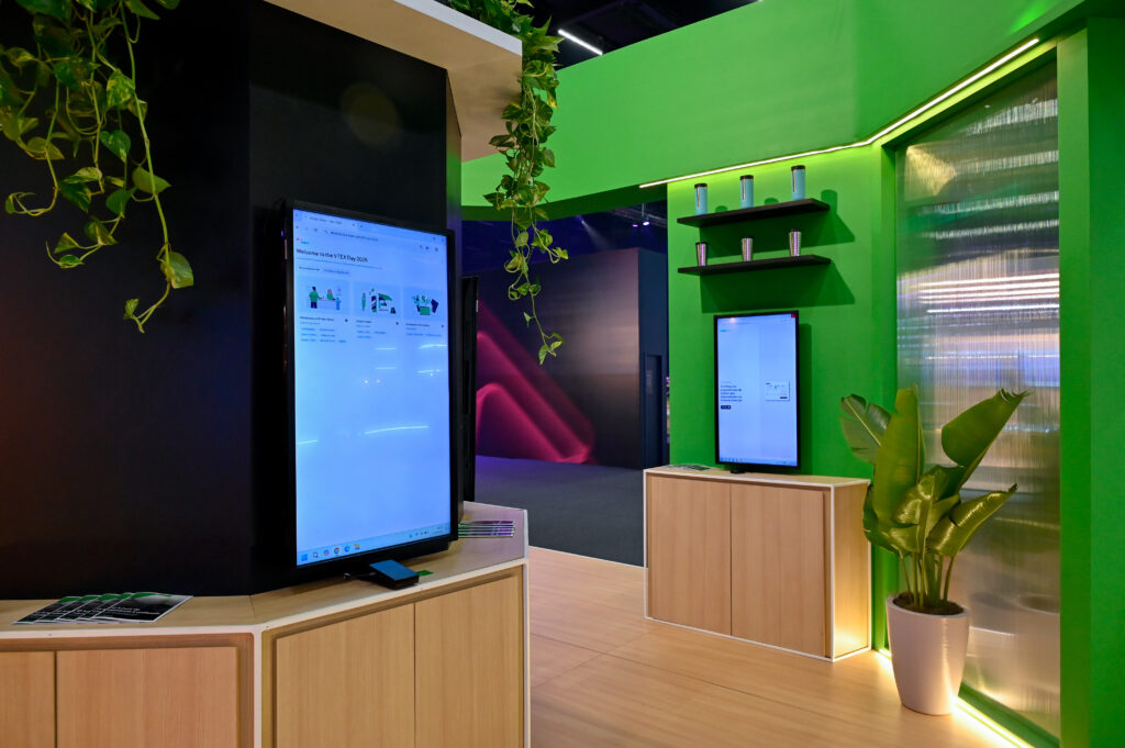 Um espaço que traduz a identidade da Adyen instalado no stand