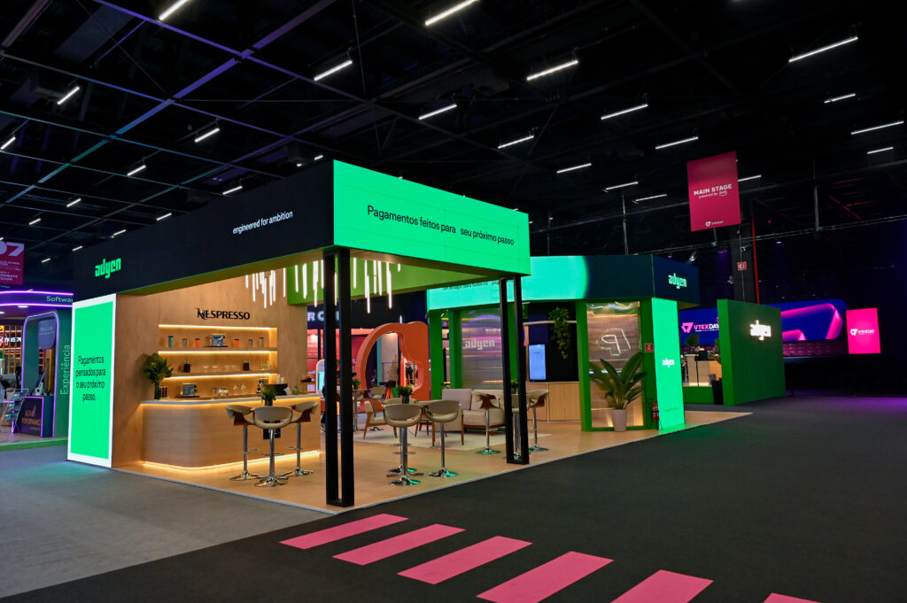Stand em destaque, com a identidade Adyen presente em cada detalhe