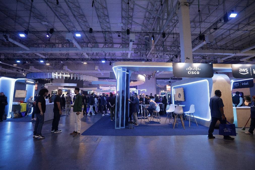 Uma visão geral do evento, reunindo público, stands e experiências